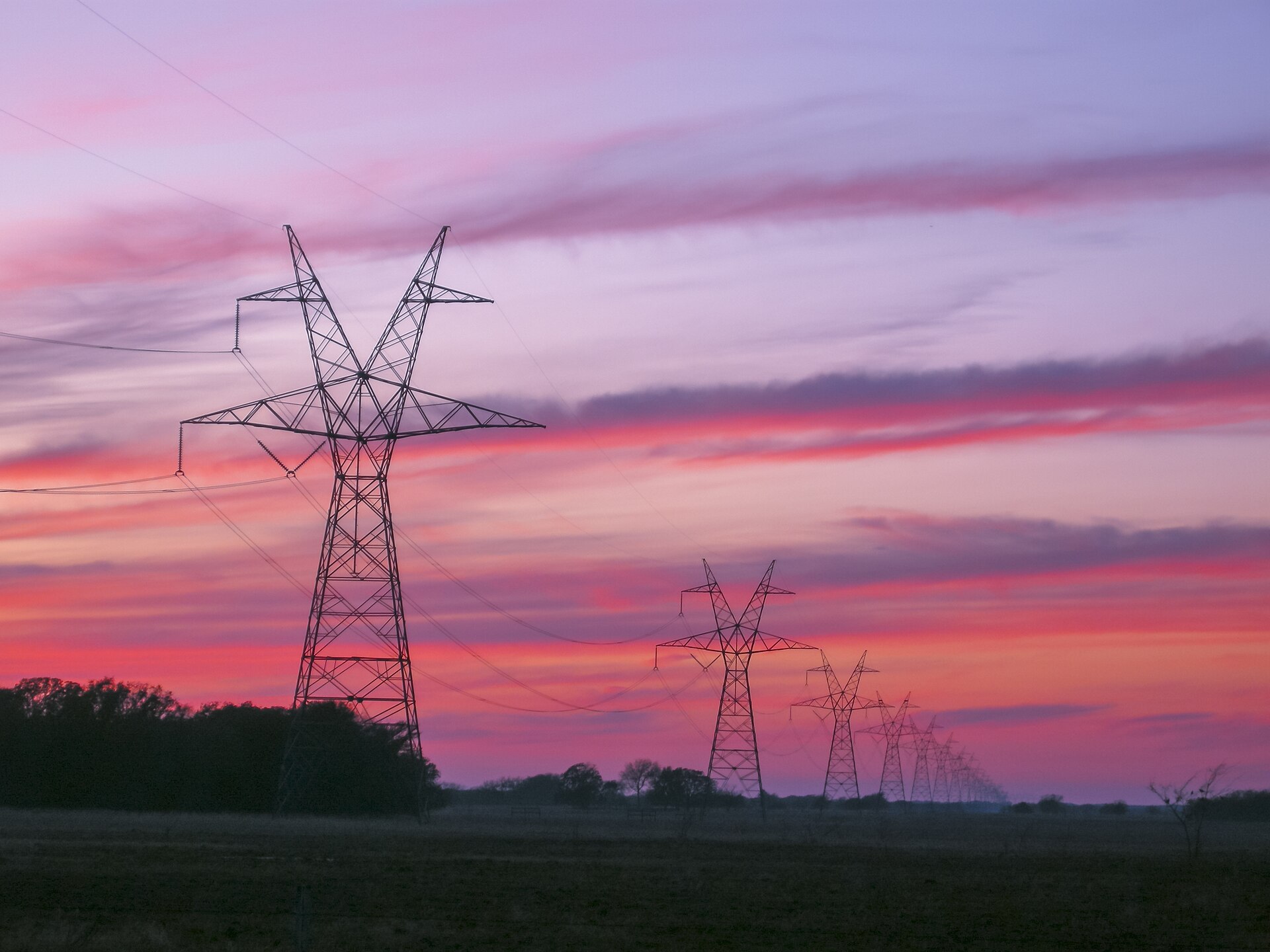 East Texas transmission lines — Matthew T Rader, CC BY-SA 4.0, via Wikimedia Commons