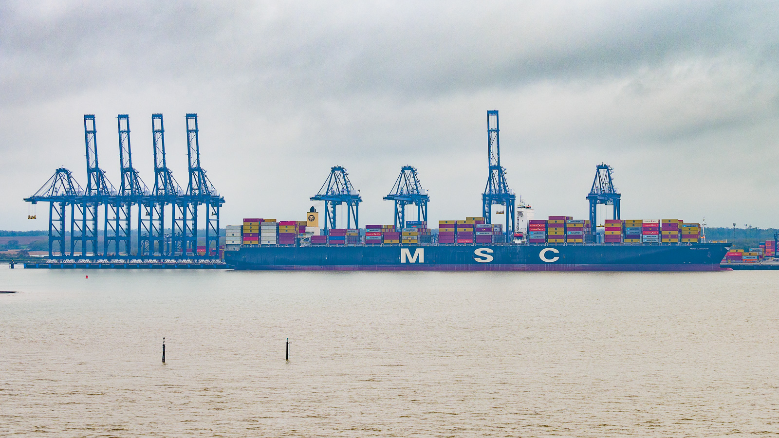 Container cranes — Ralph Greig, CC BY-SA 2.0, via Wikimedia Commons