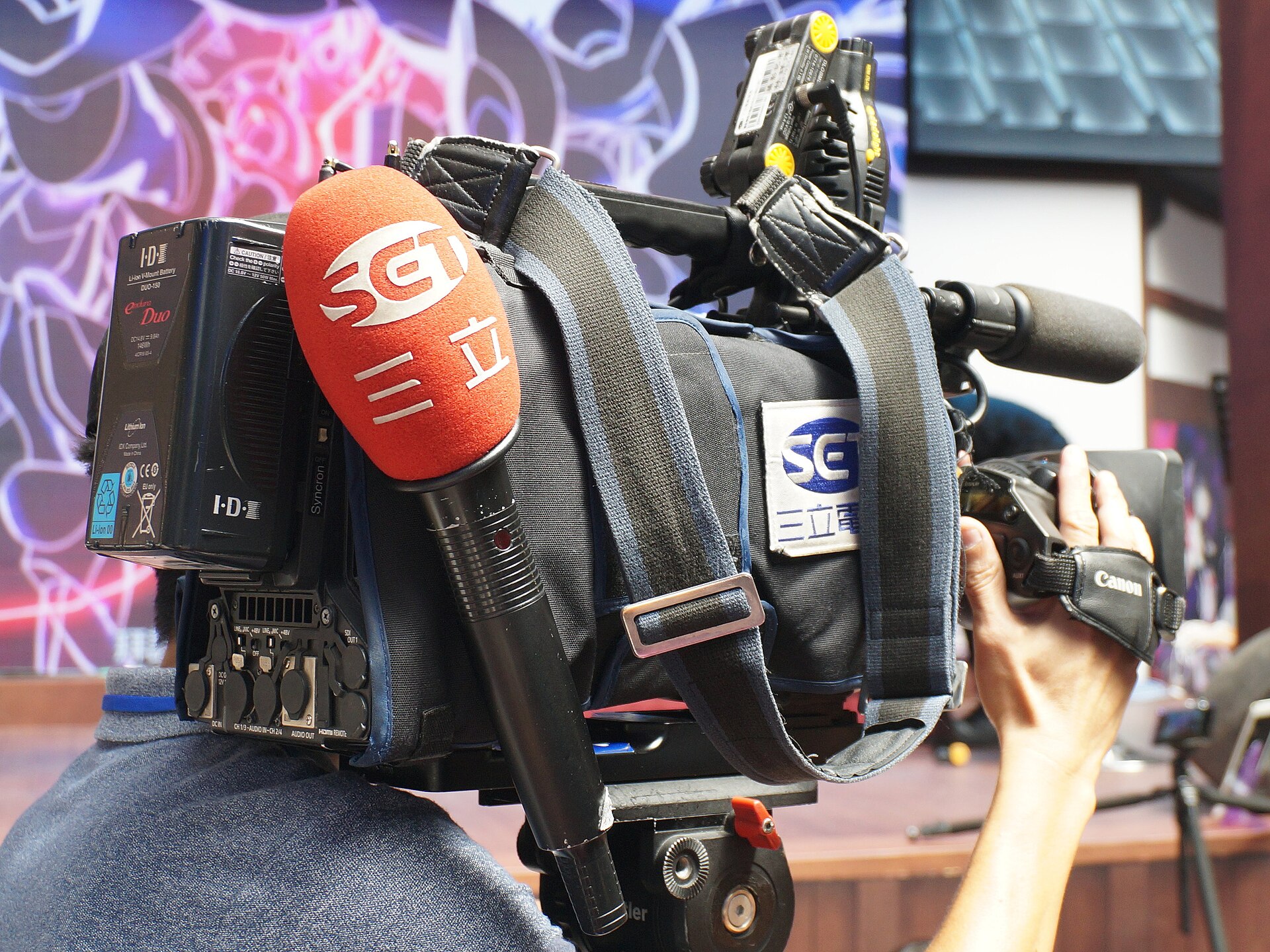 Broadcast camera — Solomon203, CC BY-SA 4.0, via Wikimedia Commons